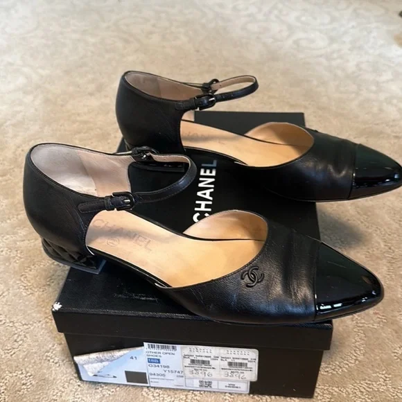 CHANEL Black Leather Flats with Glossy Toe Cap - Picture 4 of 9